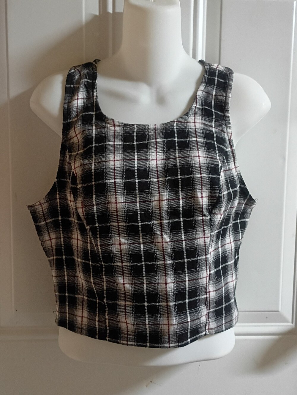 Hot Topic Black White Red Plaid Cropped Tank
